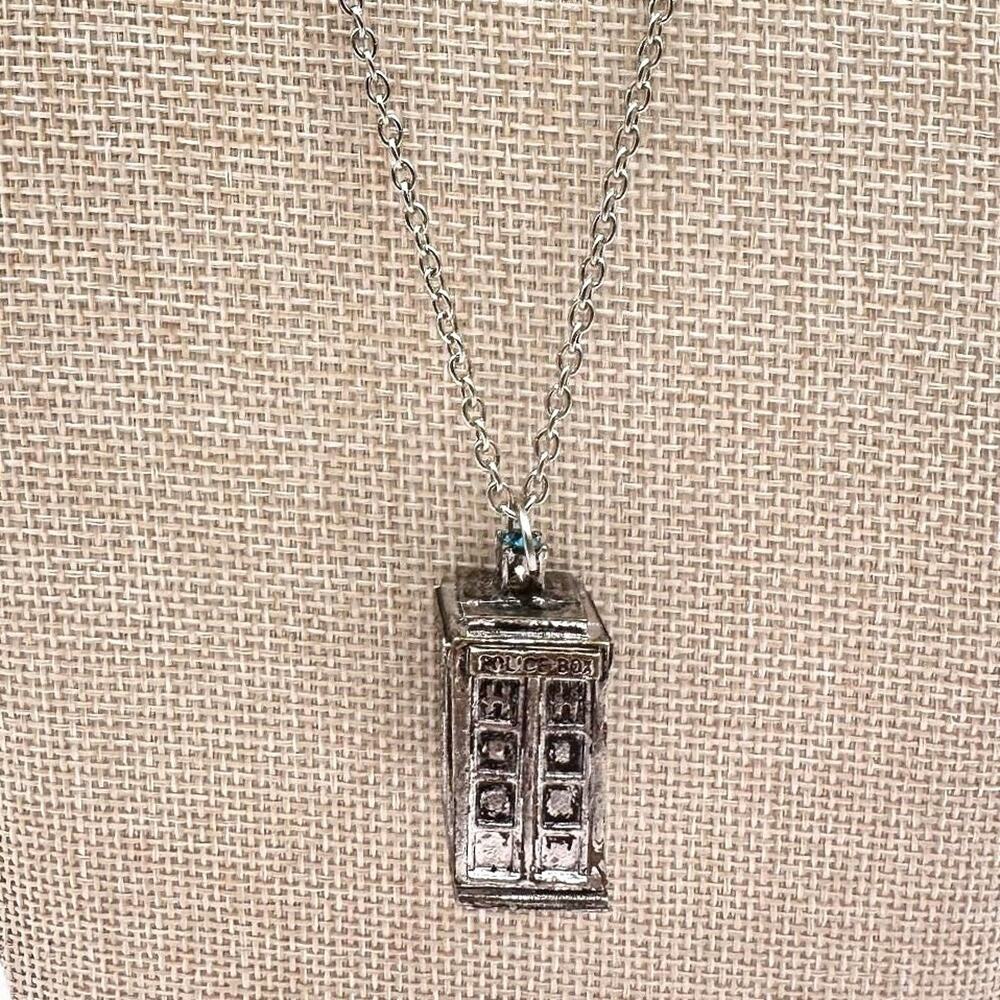 Vintage Y2K Doctor Who TARDIS Police Box Silver Tone Pendant Necklace Jewelry
